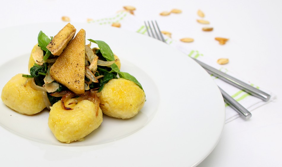 Dýňovo bramborové knedlíčky s čerstvým špenátem a fritovaným tofu