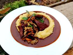 Pečený seitan s „burgundskou“ omáčkou