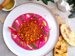 Řepový hummus s chlebem naan